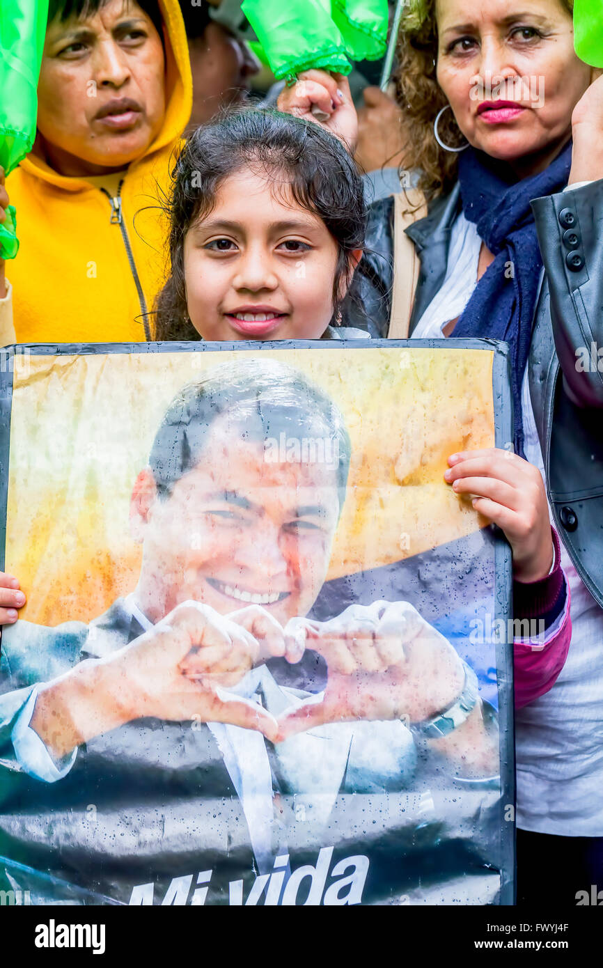 Banos De Agua Santa - 29. November 2014: glücklich lateinamerikanischen Menschen begrüßen die Staatspräsident Ecuadors, Rafael Corea Stockfoto