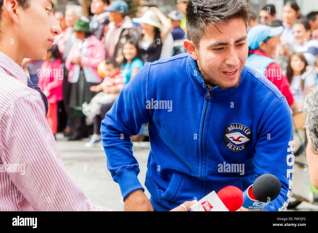 Banos De Agua Santa - 29. November 2014: zwei lateinischen Reporter ein Interview auf den Straßen von Südamerika In Banos unter Stockfoto