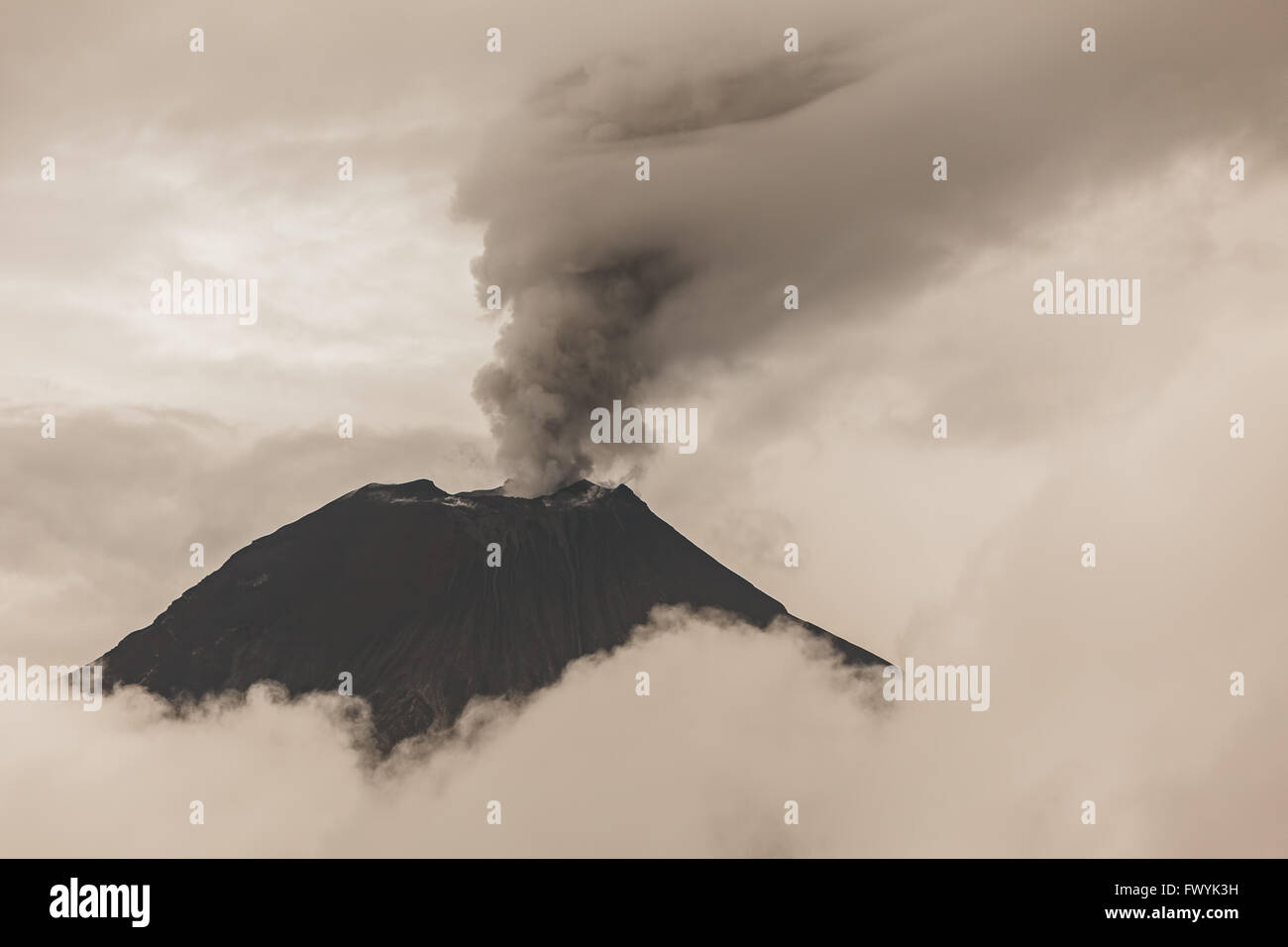 Pyroklastische mächtige Explosion über Vulkan Tungurahua, Februar 2016, Südamerika Stockfoto