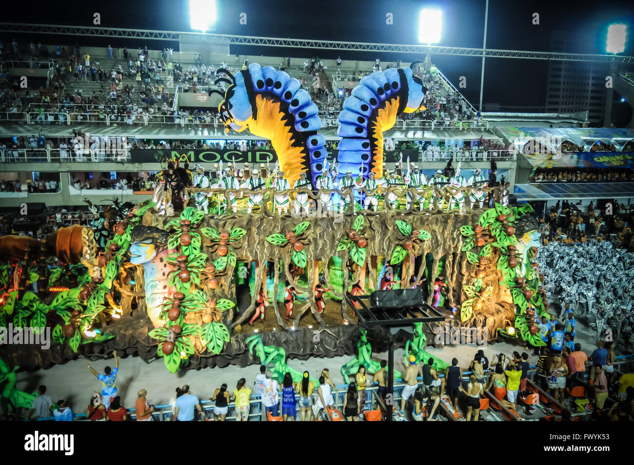 Die Sambaschule Unidos da Tijuca paradieren am Rio Karneval 2016. Allegorische Wagen und Interpreten auf dem Sambodromo paradieren Stockfoto