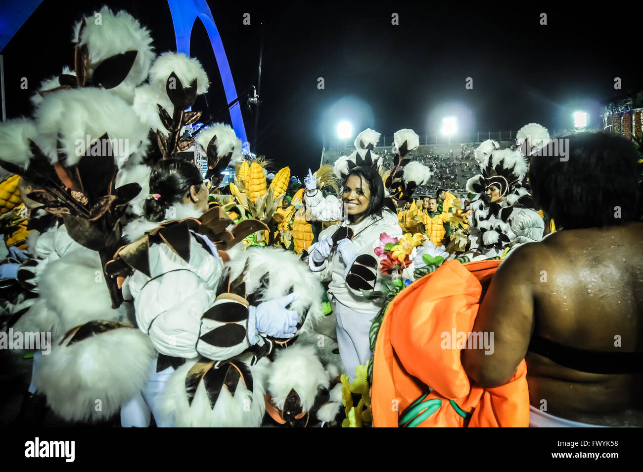Darsteller der Karneval speziellen Gruppen nach der Parade, überwältigt, in Freude, glücklich. Performer Dos Grupos especiais Stockfoto