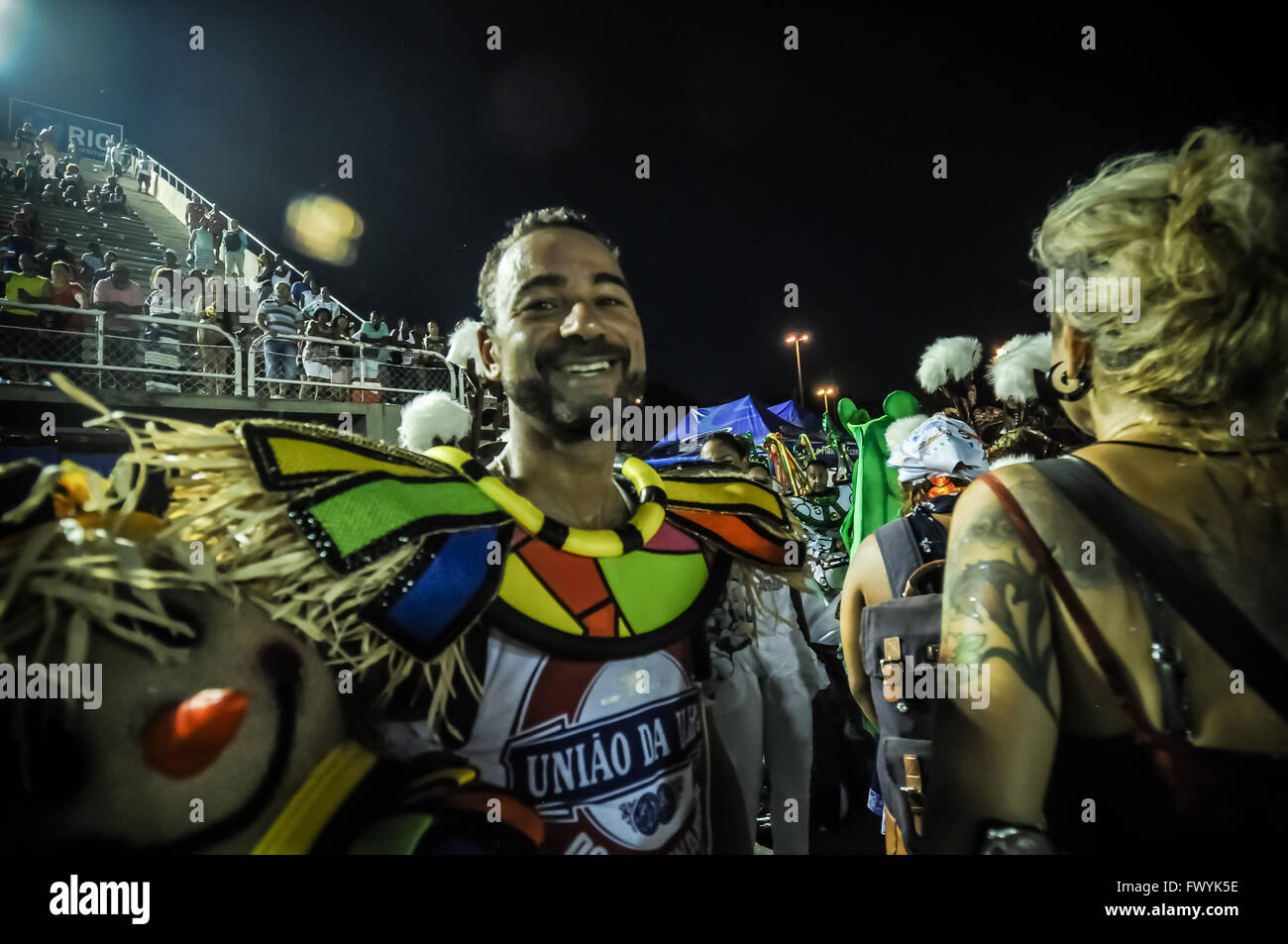 Darsteller der Karneval speziellen Gruppen nach der Parade, überwältigt, in Freude, glücklich. Performer Dos Grupo especil Stockfoto