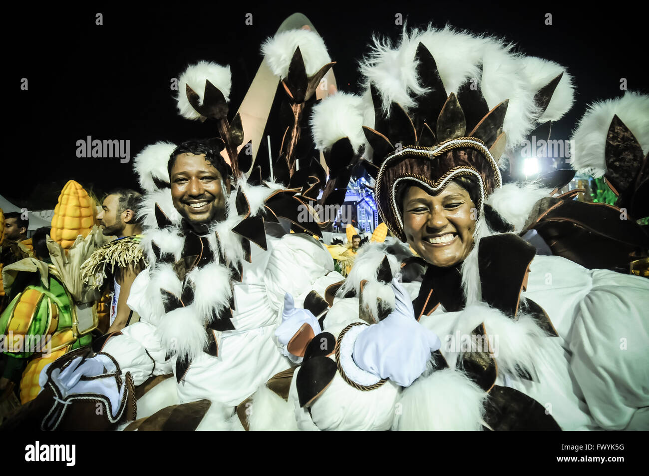 Darsteller der Karneval speziellen Gruppen nach der Parade, überwältigt, in Freude, glücklich. Performer Dos Grupos especiais Stockfoto