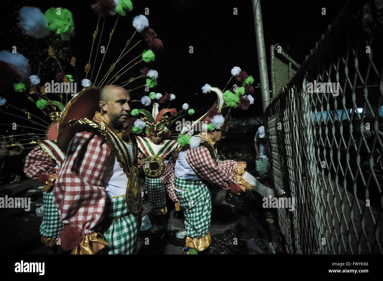 Performer der Karneval in Rio bei der Konzentration Bereich warten auf Parade. Künstler im Bereich Konzentration verkleiden. Stockfoto