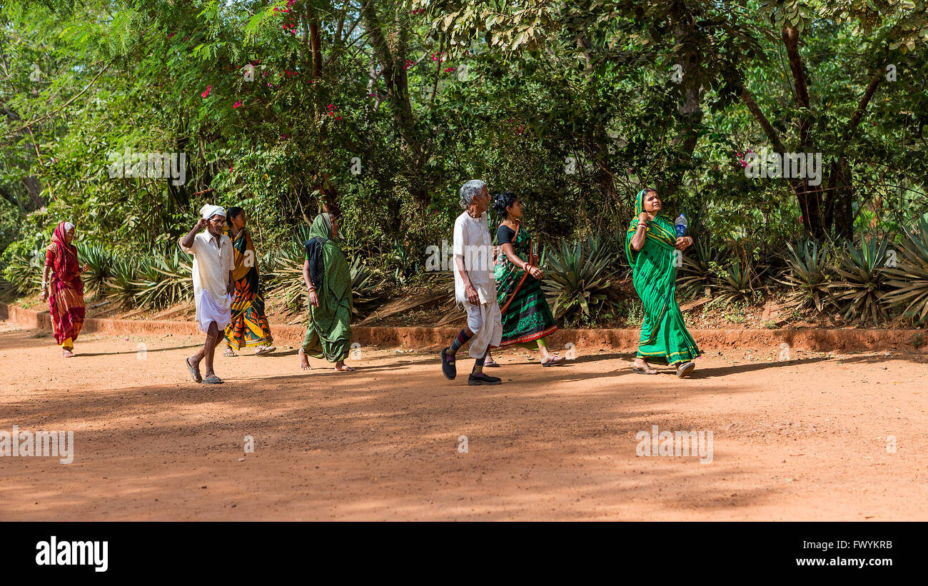 Indianer zu Fuß zu den Matrimandir in Auroville, eine experimentelle Township im Viluppuram Bezirk im Bundesstaat Tamil Nadu Stockfoto
