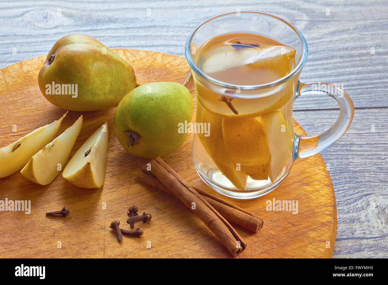 Herbst und Winter zu trinken, mit Birnen Stockfoto