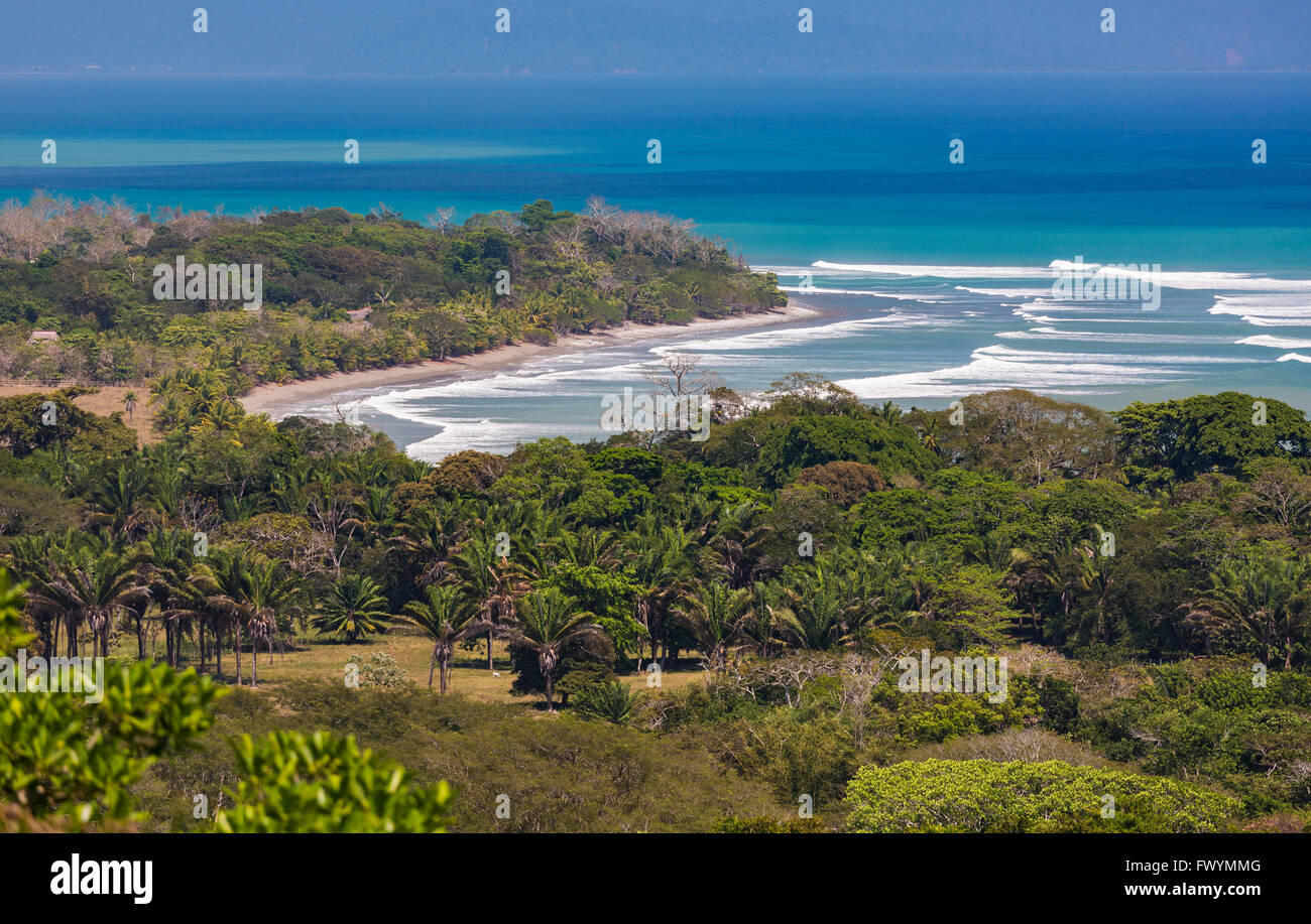 Die Halbinsel OSA, COSTA RICA - Wellen und Brandung des Pazifik, Sombrero Beach im Golfo Dulce. Stockfoto