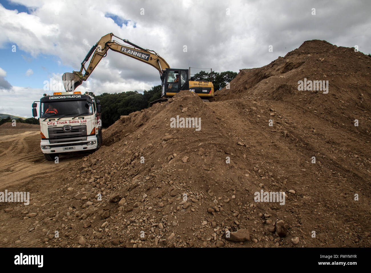 Bagger arbeiten im Steinbruch für Grenzen Eisenbahn Bau, Schottland Stockfoto
