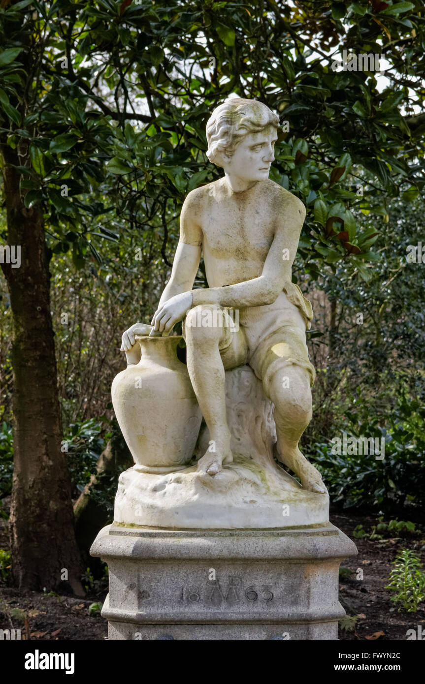 Ein Trinkbrunnen Statue eines sitzenden jungen in St James Park, London England Vereinigtes Königreich UK Stockfoto