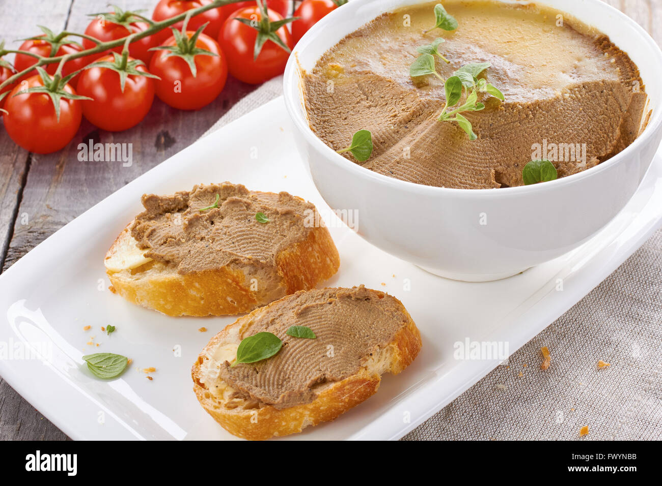 Huhn Leberpastete auf Brot und in Schüssel Stockfoto
