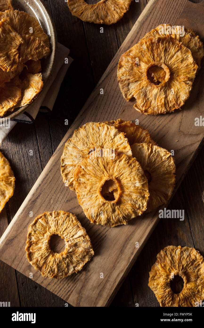 Trocken Bio Ananas Scheiben essfertig Stockfoto