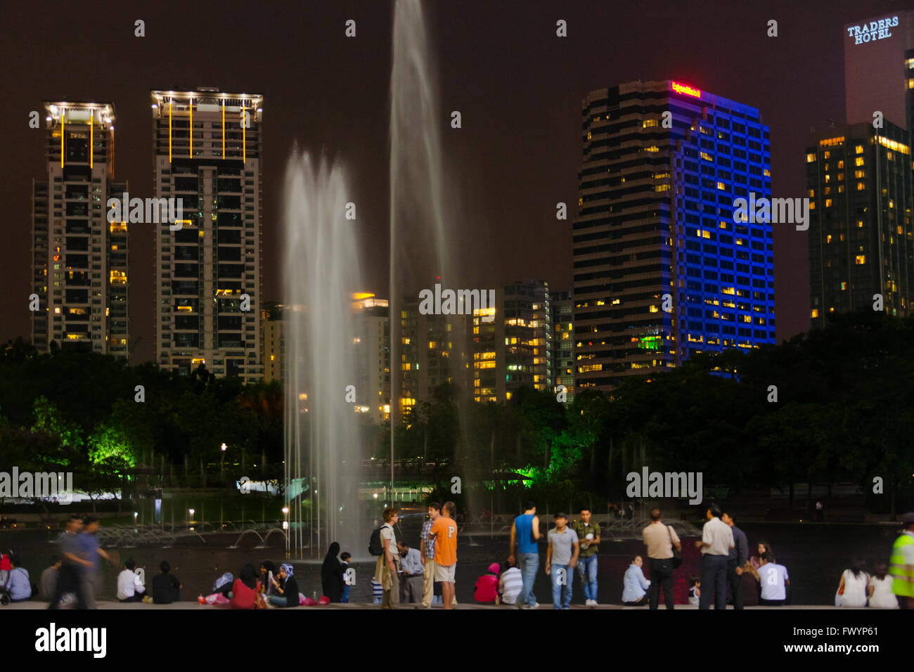 Brunnen vor den Petronas Twin Towers, Kuala Lumpur, Malaysia Stockfoto