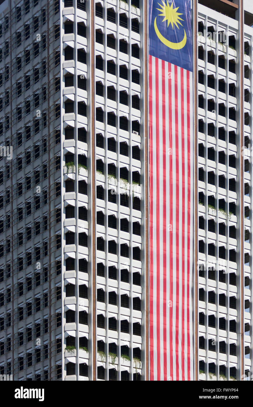 Nationalflagge an der Außenseite eines Gebäudes, Kuala Lumpur, Malaysia Stockfoto