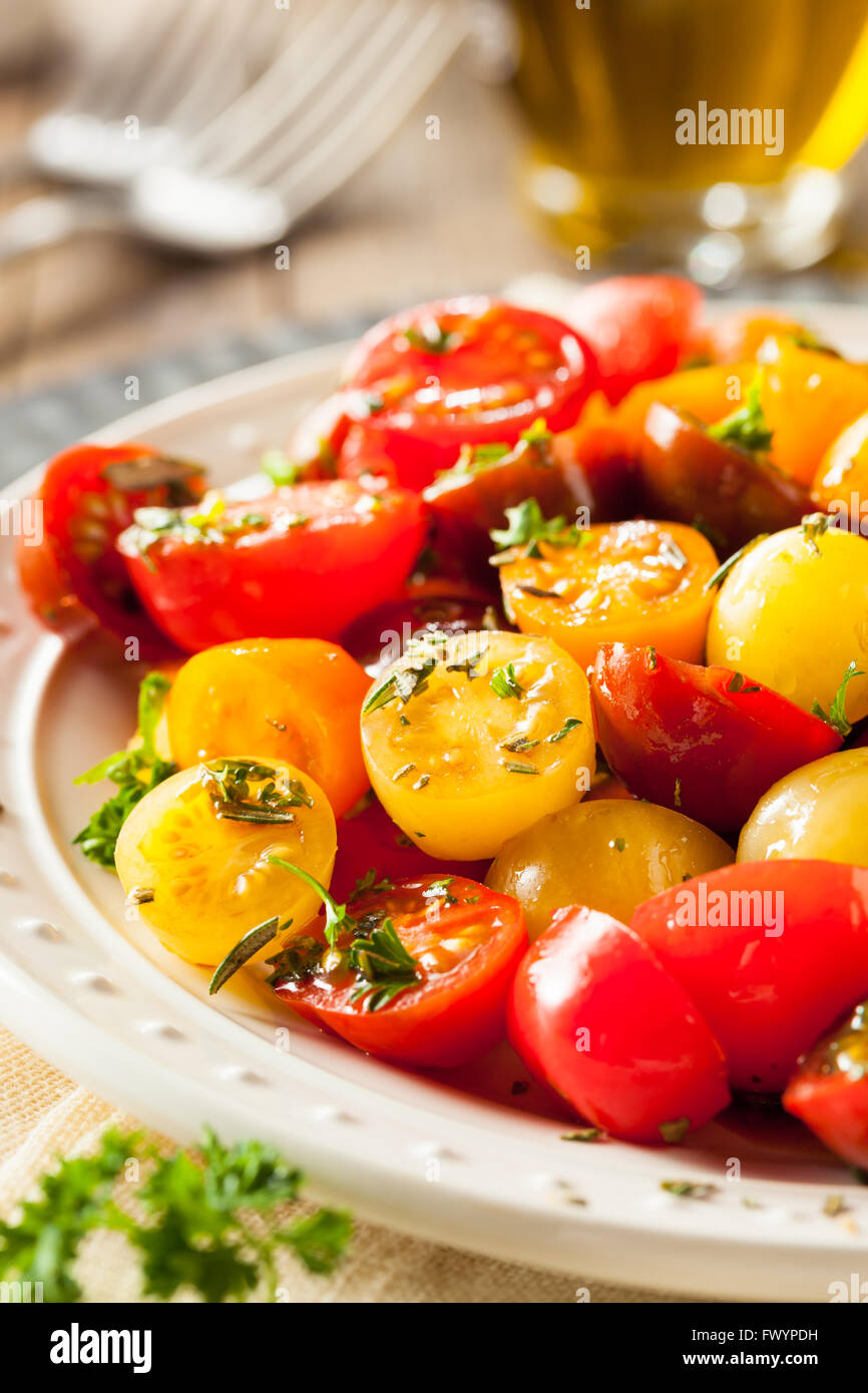 Rohe Bio Cherry-Tomaten-Salat mit frischen Kräutern Stockfoto