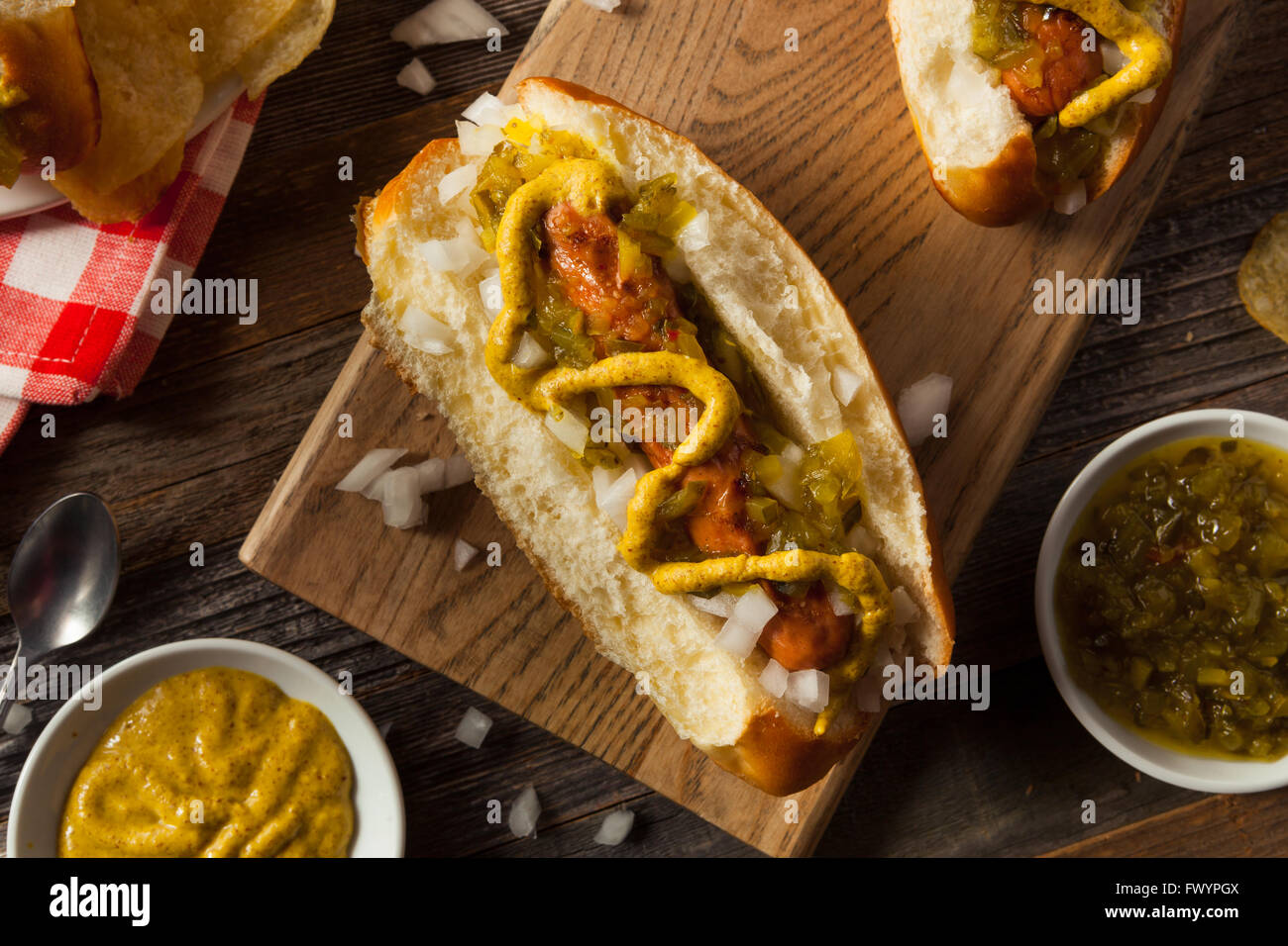 Gesunde gegrillte Türkei Hotdog mit Senf und Zwiebeln Stockfoto