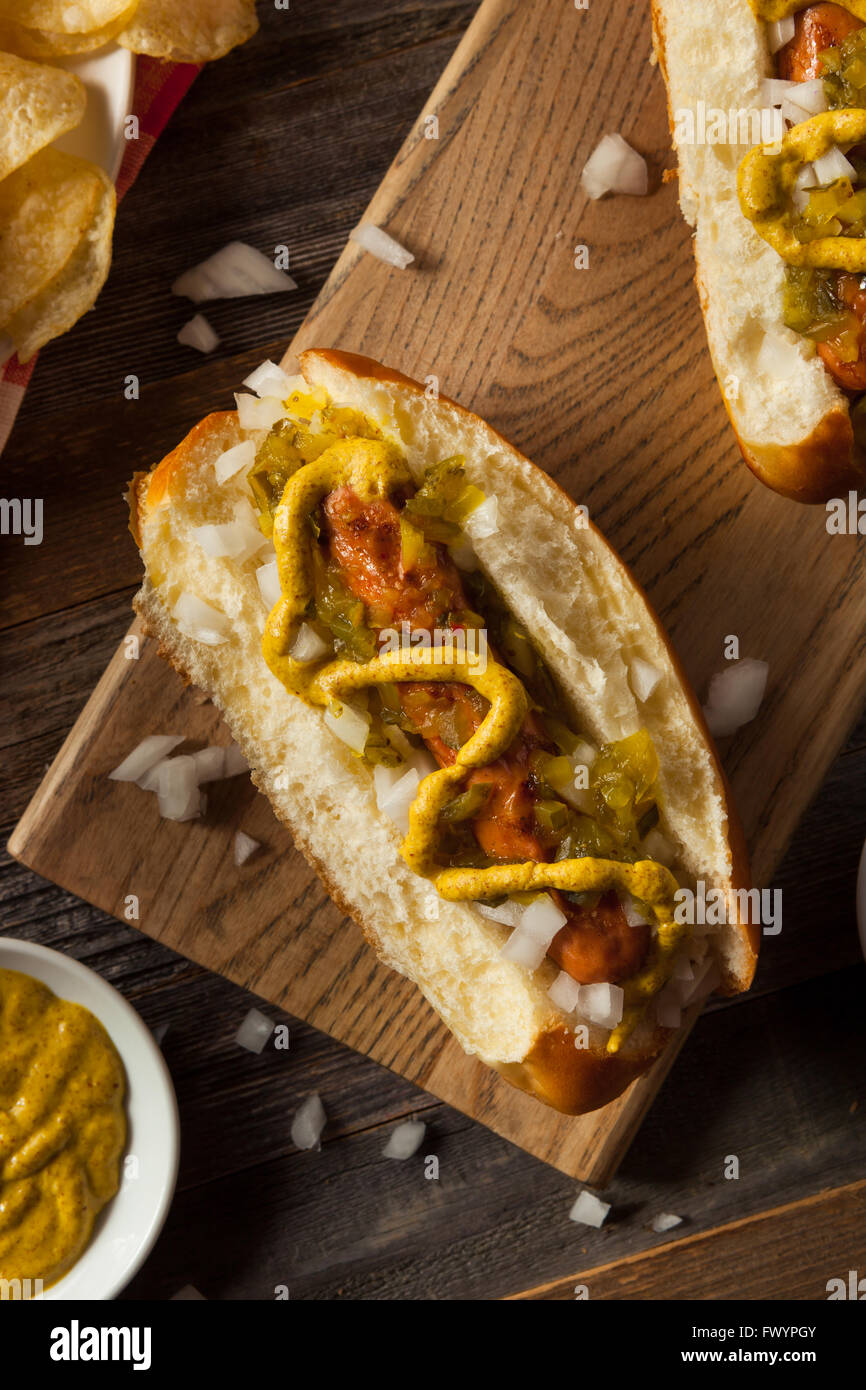 Gesunde gegrillte Türkei Hotdog mit Senf und Zwiebeln Stockfoto