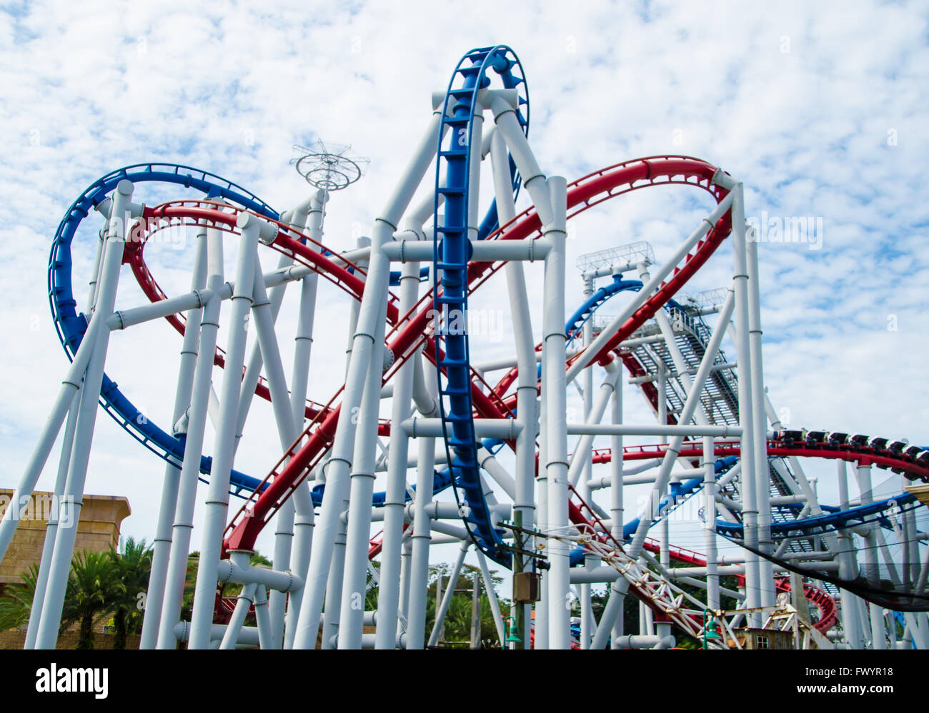 Schleife Achterbahn mit blauem Himmel im park Stockfoto