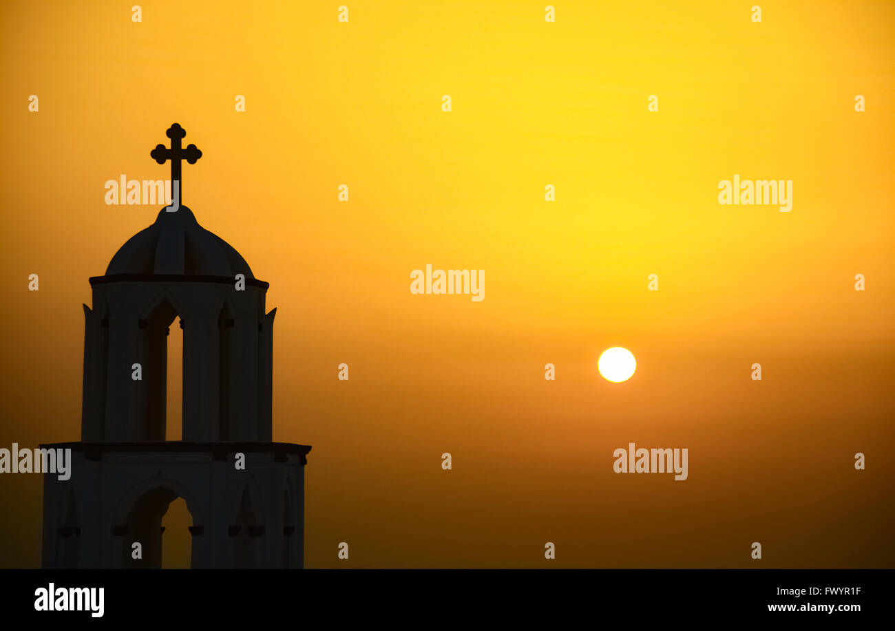 Eine orthodoxe Kirche Silhouette in Santorini Stockfoto