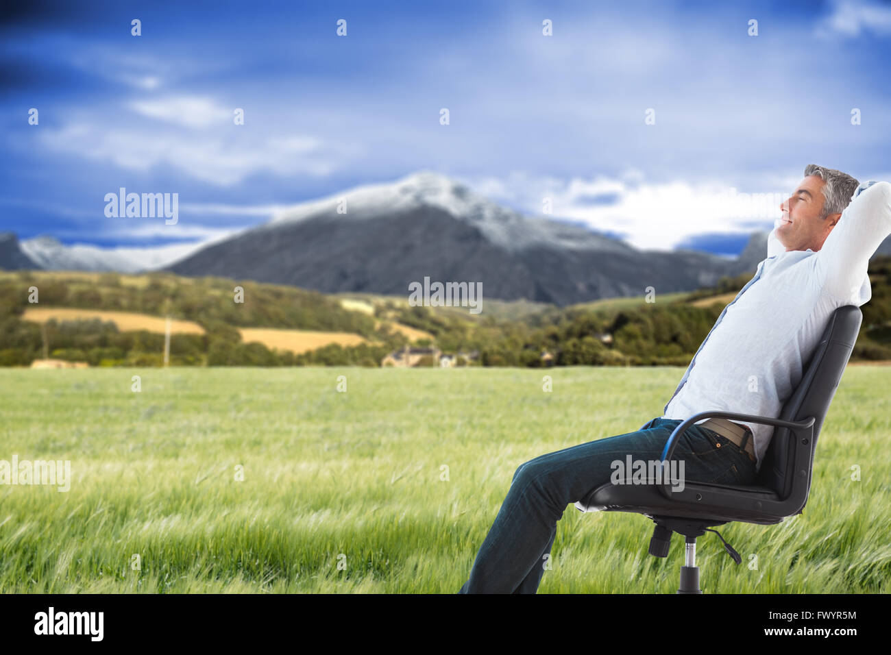 Das zusammengesetzte Bild der Seitenansicht des Menschen schlafen auf Stuhl Stockfoto