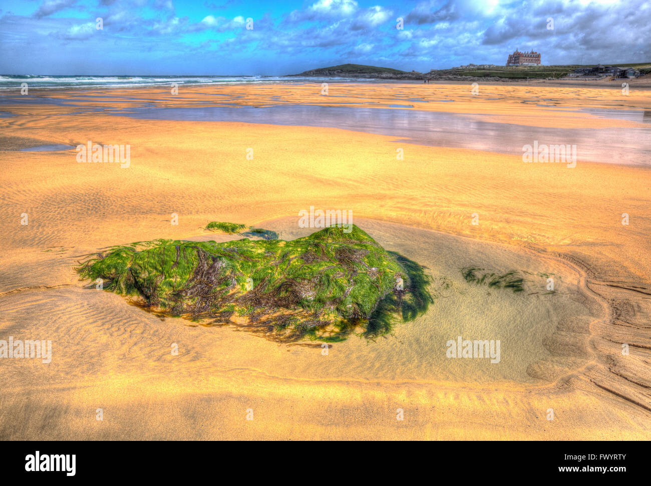 Fistral Strand mit Felsen und grünen Algen Newquay in HDR Stockfoto