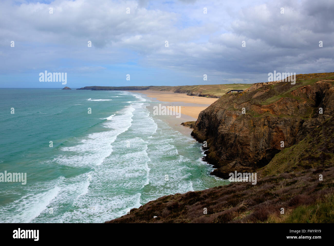 Wellen auf der schönen Cornish Küste Perranporth North Cornwall England UK Stockfoto