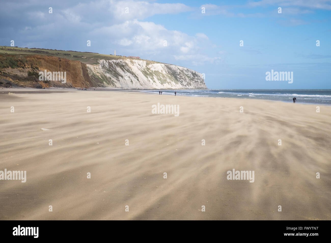 Wind Sand auf Yaverland Strand in Sandown Bay geblasen Stockfoto
