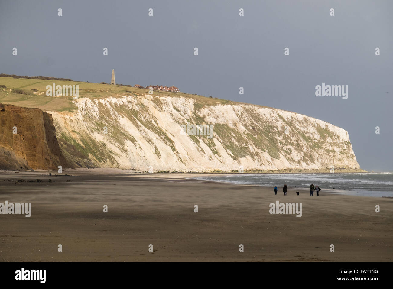 Menschen zu Fuß auf Yaverland Strand in Sandown Bay Stockfoto