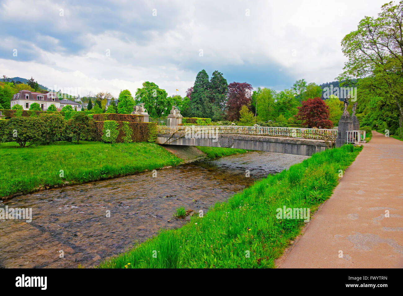 Brücke und Fluss im Park der Lichtentaler Allee in BadenBaden. BadenBaden ist eine Kurstadt