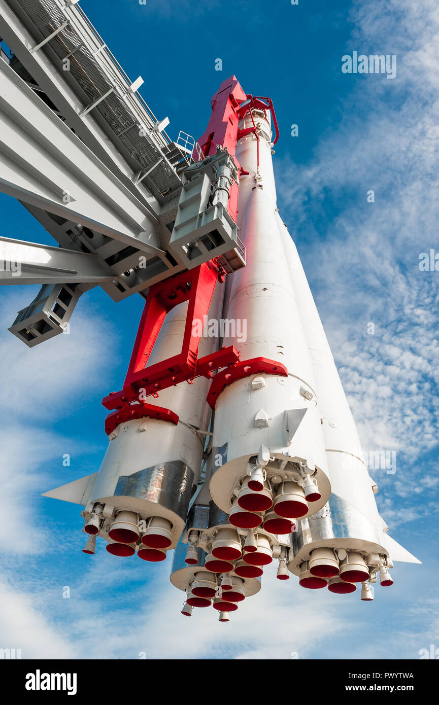 Rakete auf der Startrampe auf dem Hintergrund des blauen Himmels Stockfoto