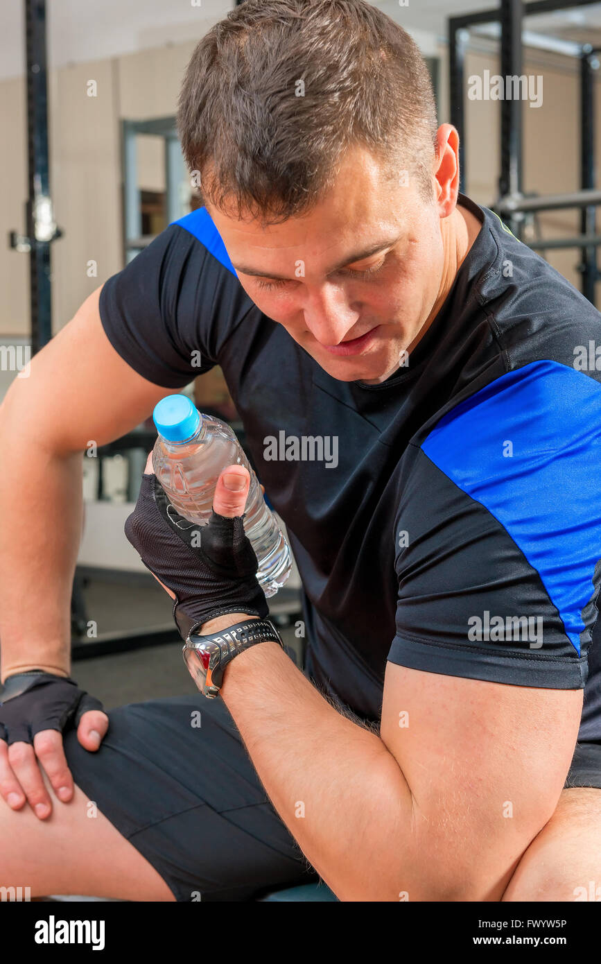 Athlet Ruhe halten eine Wasserflasche in der hand Stockfoto