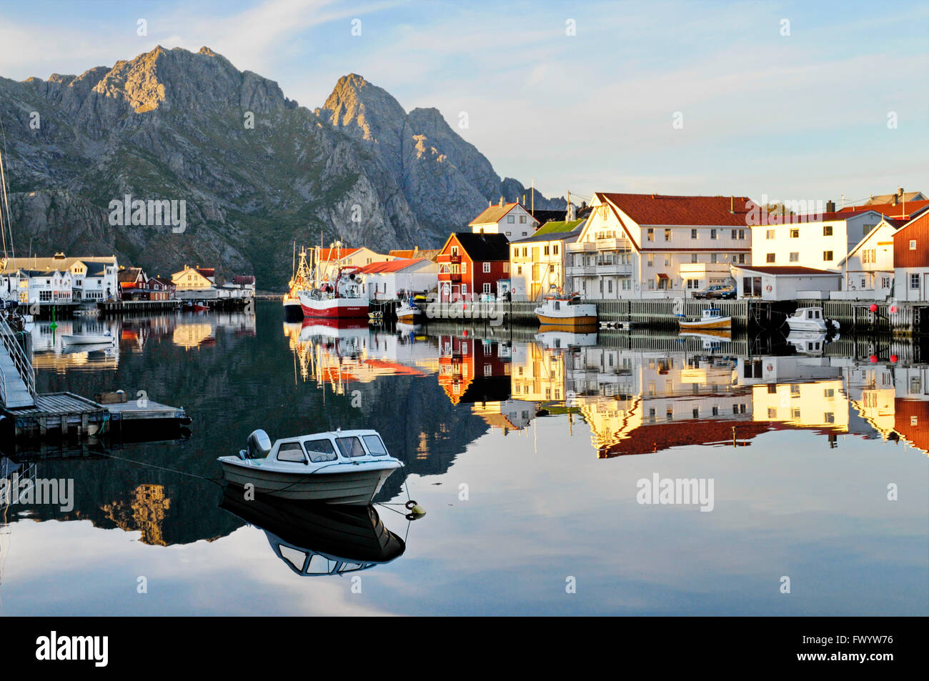 Das Fischerdorf Henningsvær auf den Lofoten in Nordnorwegen bei Sonnenuntergang. Stockfoto