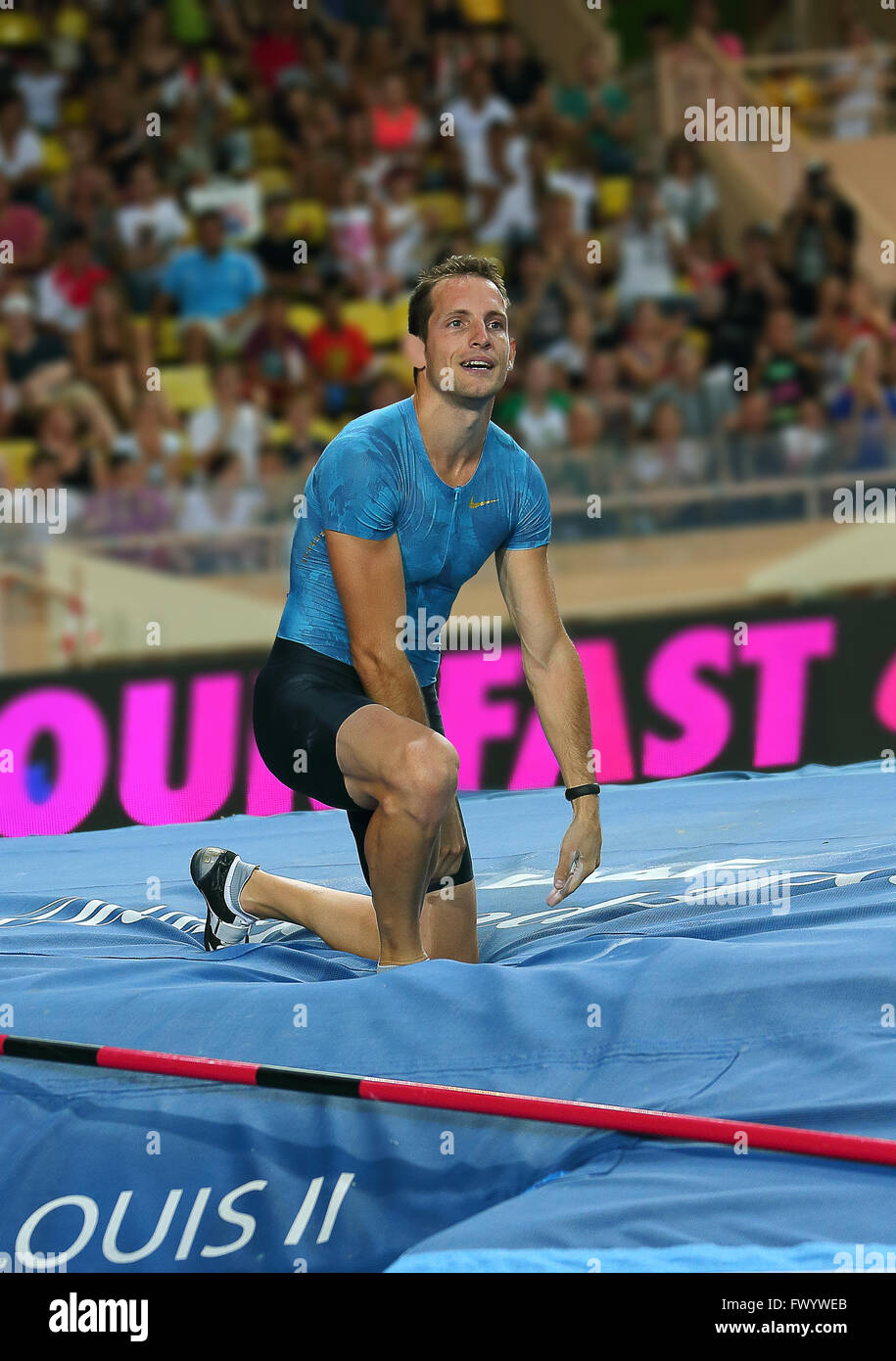 MEETING HERCULIS-die Franzosen Lavillenie gewann den Sprung-Wettbewerb am Pol des Treffens in Monaco im Jahr 2015 mit einer Bar, 5.92 Stockfoto