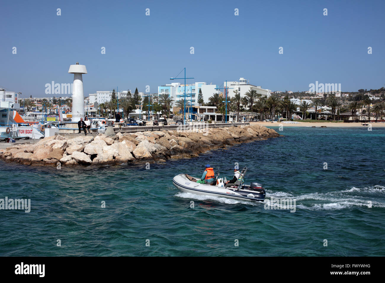Angelboot/Fischerboot in der Marina von Ayia Napa, Zypern Stockfoto