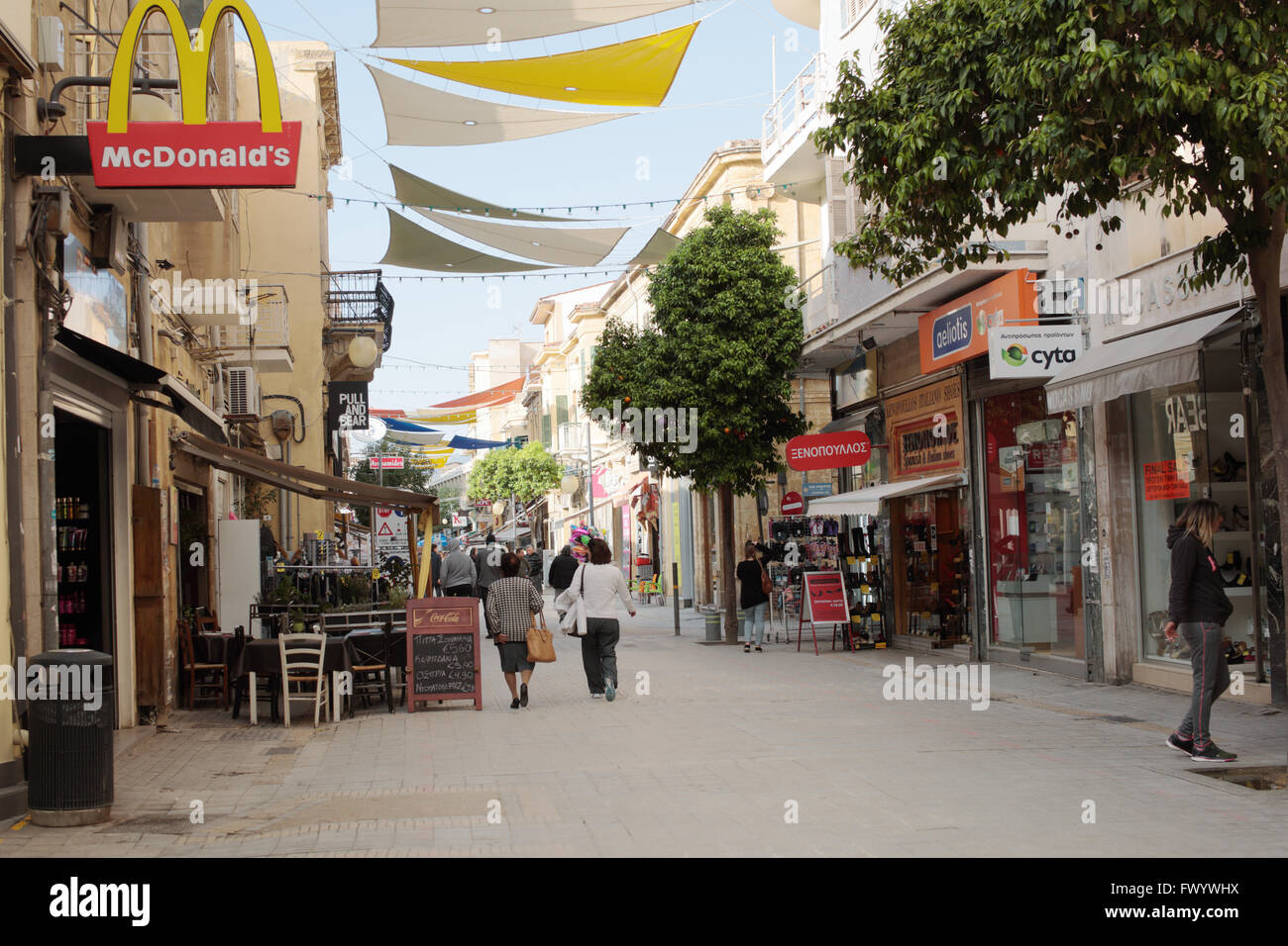 Menschen auf der Straße führt bis zur Grenze zwischen den beiden Teilen Zyperns Stockfoto