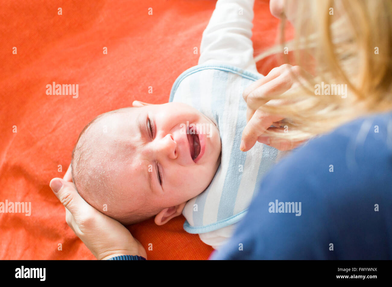 untröstlich Schrei Kind Mutter Konsole Neugeborenen Stockfoto