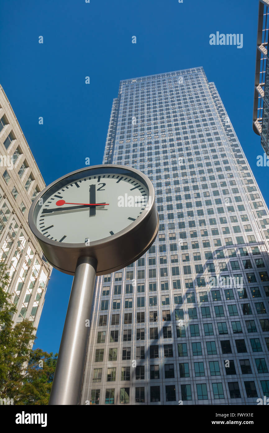 Uhr und Wolkenkratzer in Canary Wharf, das Herzstück der financial District of London Docklands Stockfoto