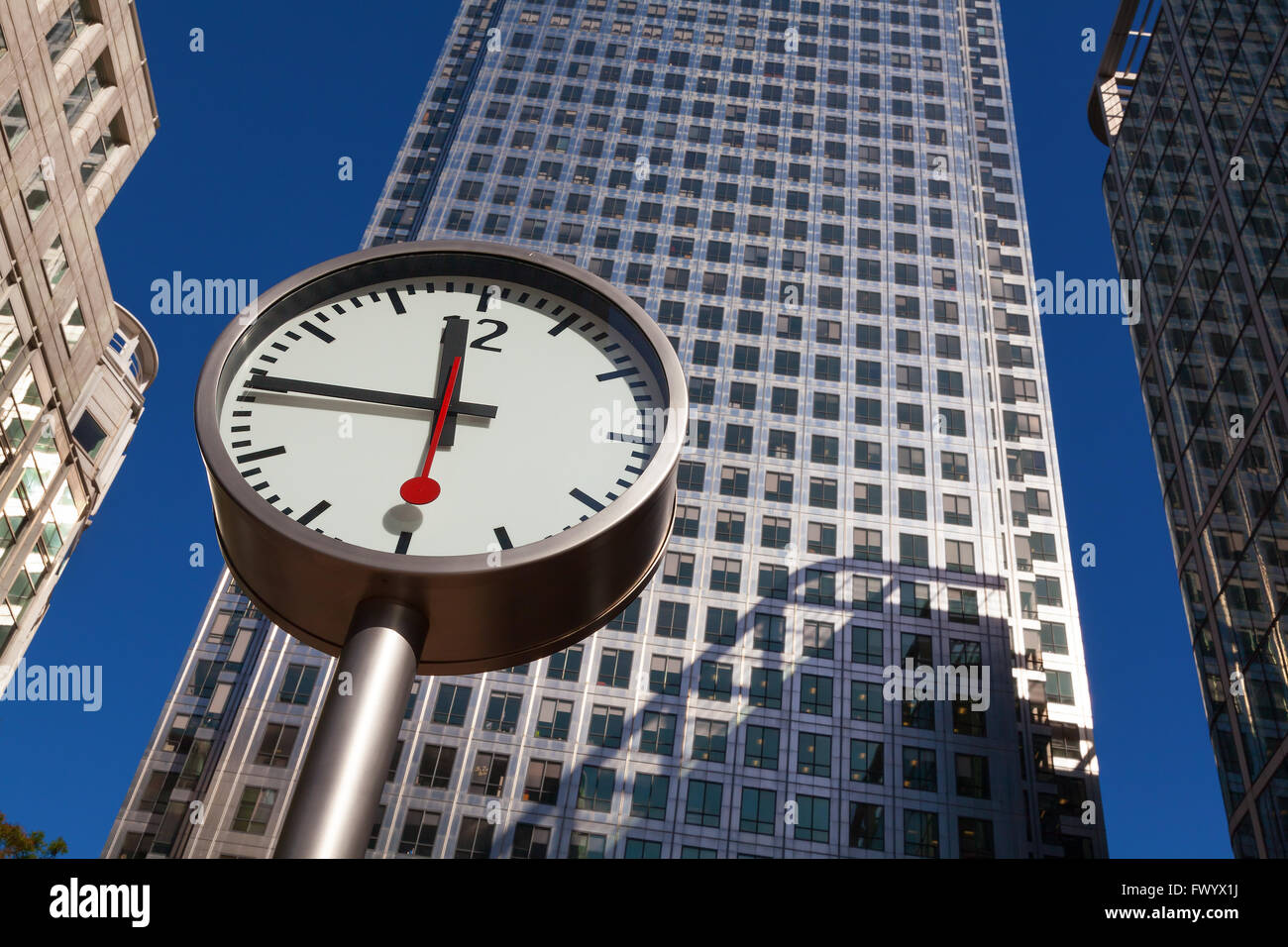Uhr und Wolkenkratzer in Canary Wharf, das Hert der financial District of London Docklands Stockfoto