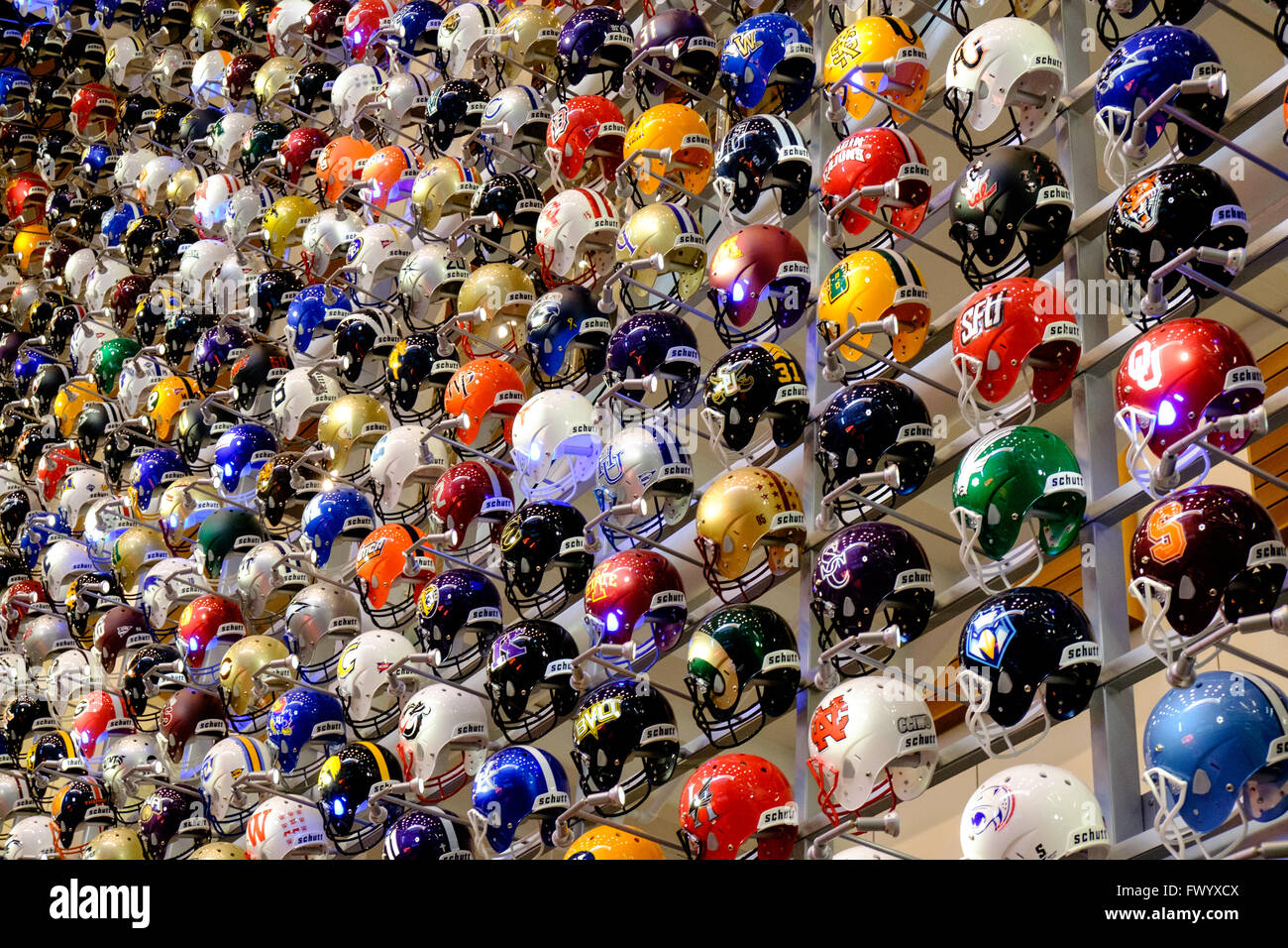 Der Helm-Wand an der College Football Hall Of Fame, Atlanta, Georgia, USA Stockfoto