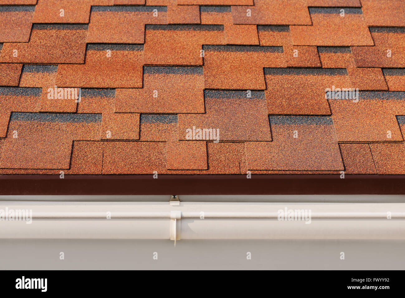 Bitumen-Bitumenschindeln mit Kunststoff Entwässerung auf Hausdach. Stockfoto