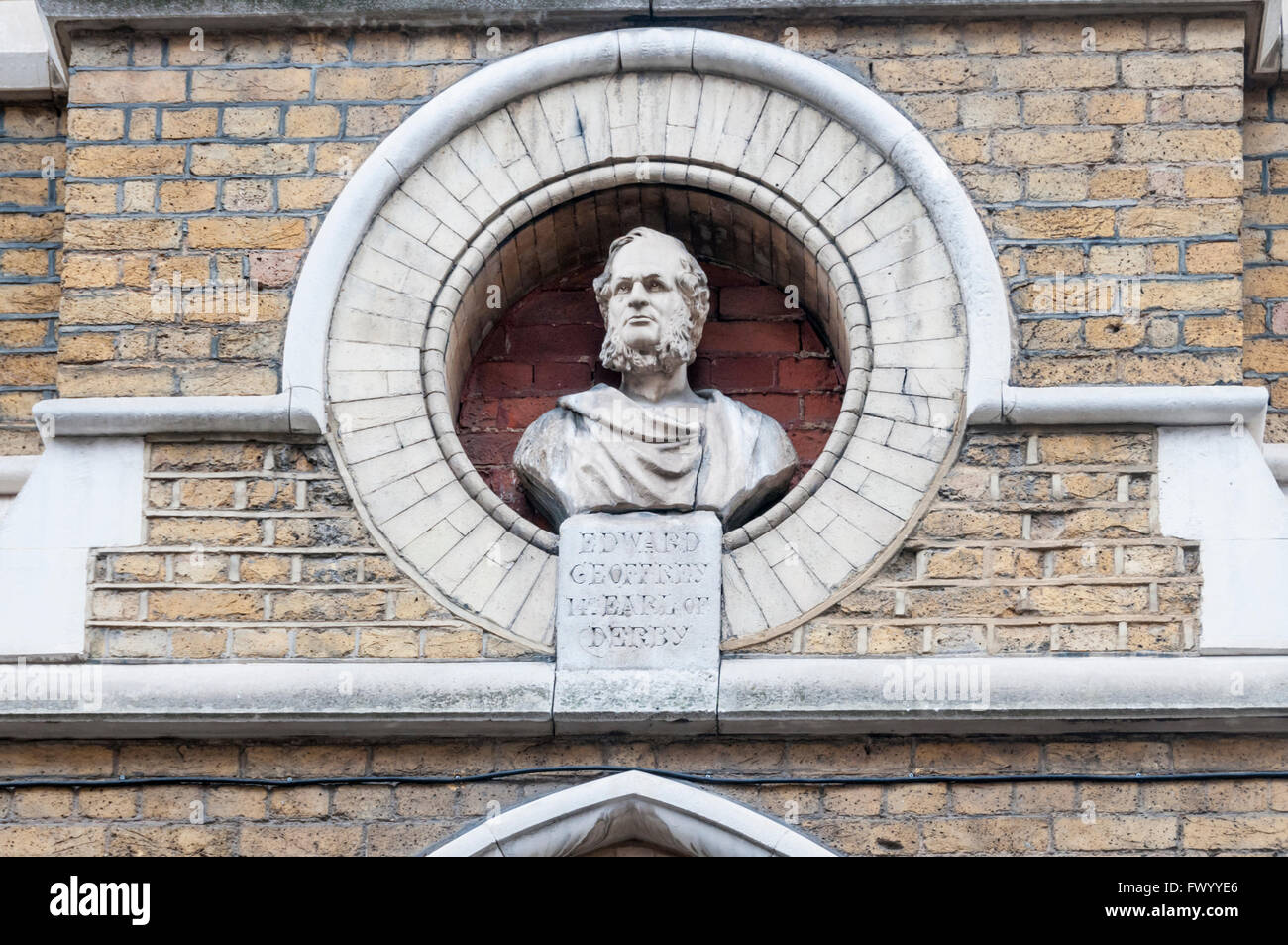Büste des 14. Earl of Derby auf Soho Pfarrschule in Great Windmill Street, Soho, London. Stockfoto