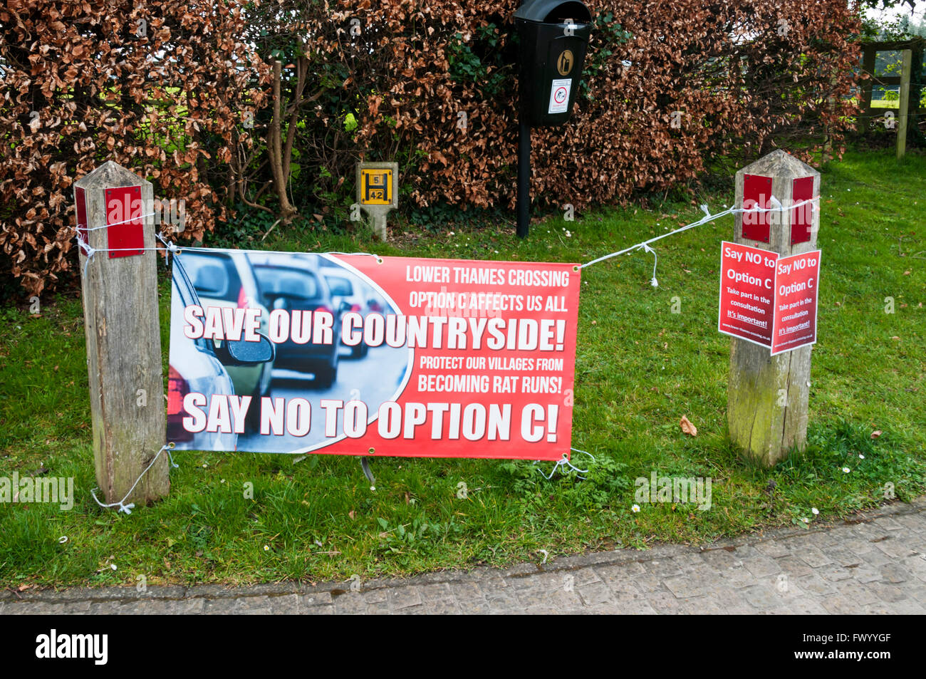 Ein Protest-Banner in Kent Dorfes Cobham protestieren über die Route der Option C für die vorgeschlagenen unteren Themse überqueren. Stockfoto