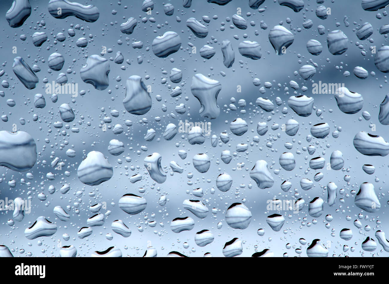 Wassertropfen blau grauen Hintergrund, nasse Glasoberfläche. Stockfoto