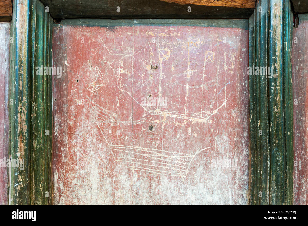 Historisches Schiff Graffiti auf die Verkleidung an der Rückseite der Lettner in Salthouse Kirche, Norfolk zu segeln. Stockfoto