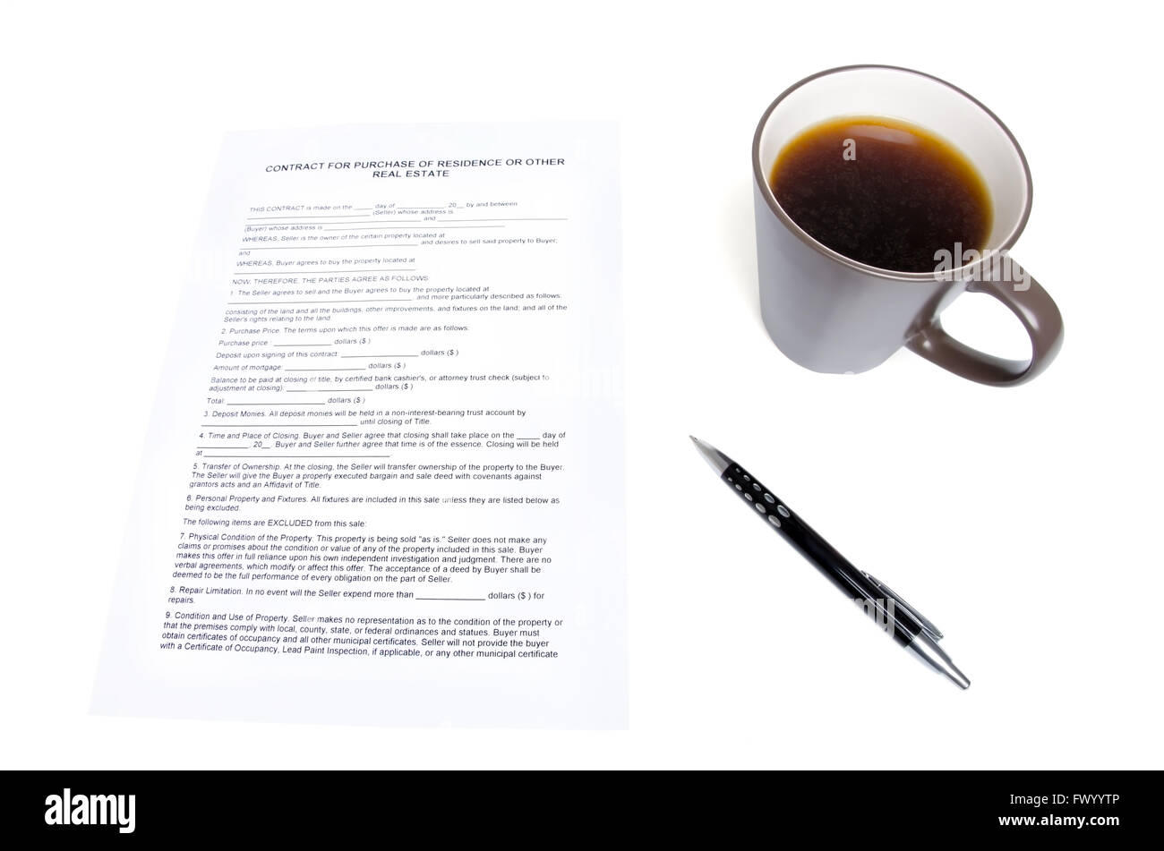 Stillleben aus Immobilienvertrag, Stift und eine Tasse Kaffee. Stockfoto