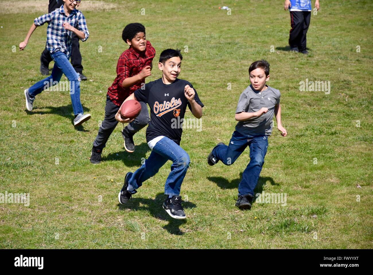 Junge Teens spielen Fußball im park Stockfoto