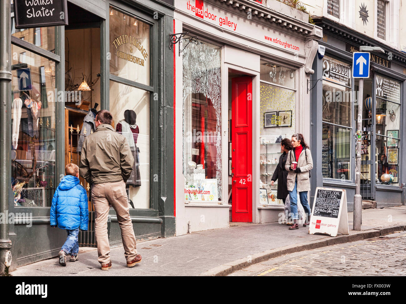 Einkaufen in Victoria Street, Altstadt, Edinburgh, Schottland, UK Stockfoto