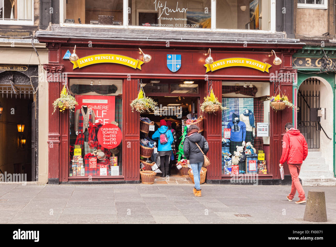 James Pringle Weavers, Kaschmir und Tartan-Shop in der Royal Mile in Edinburgh, Schottland, UK Stockfoto