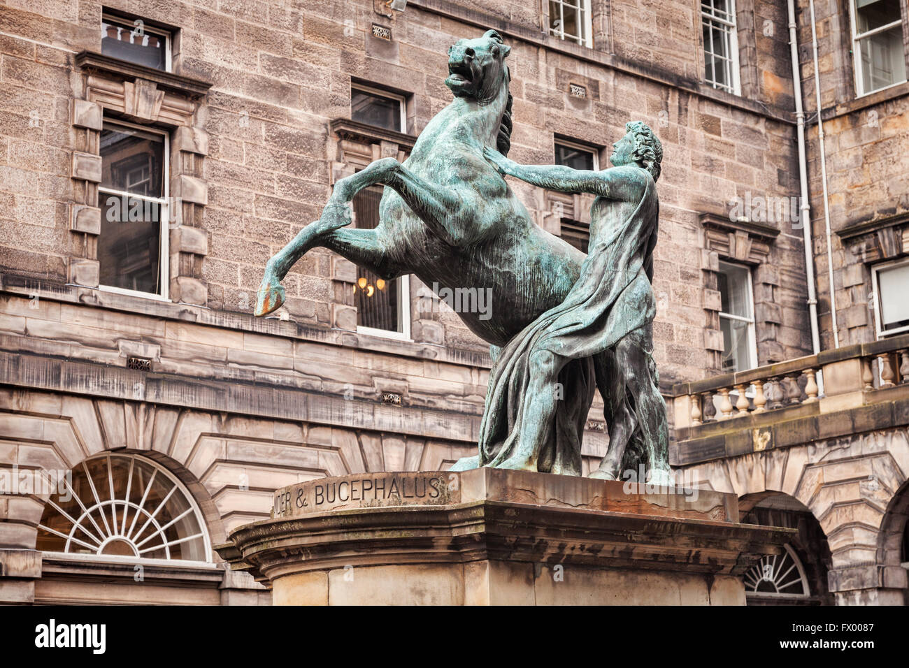 Statue von Alexander dem großen und seinem Pferd Bucephalus bei City Chambers, Royal Mile, Edinburgh, Scotland, UK Stockfoto