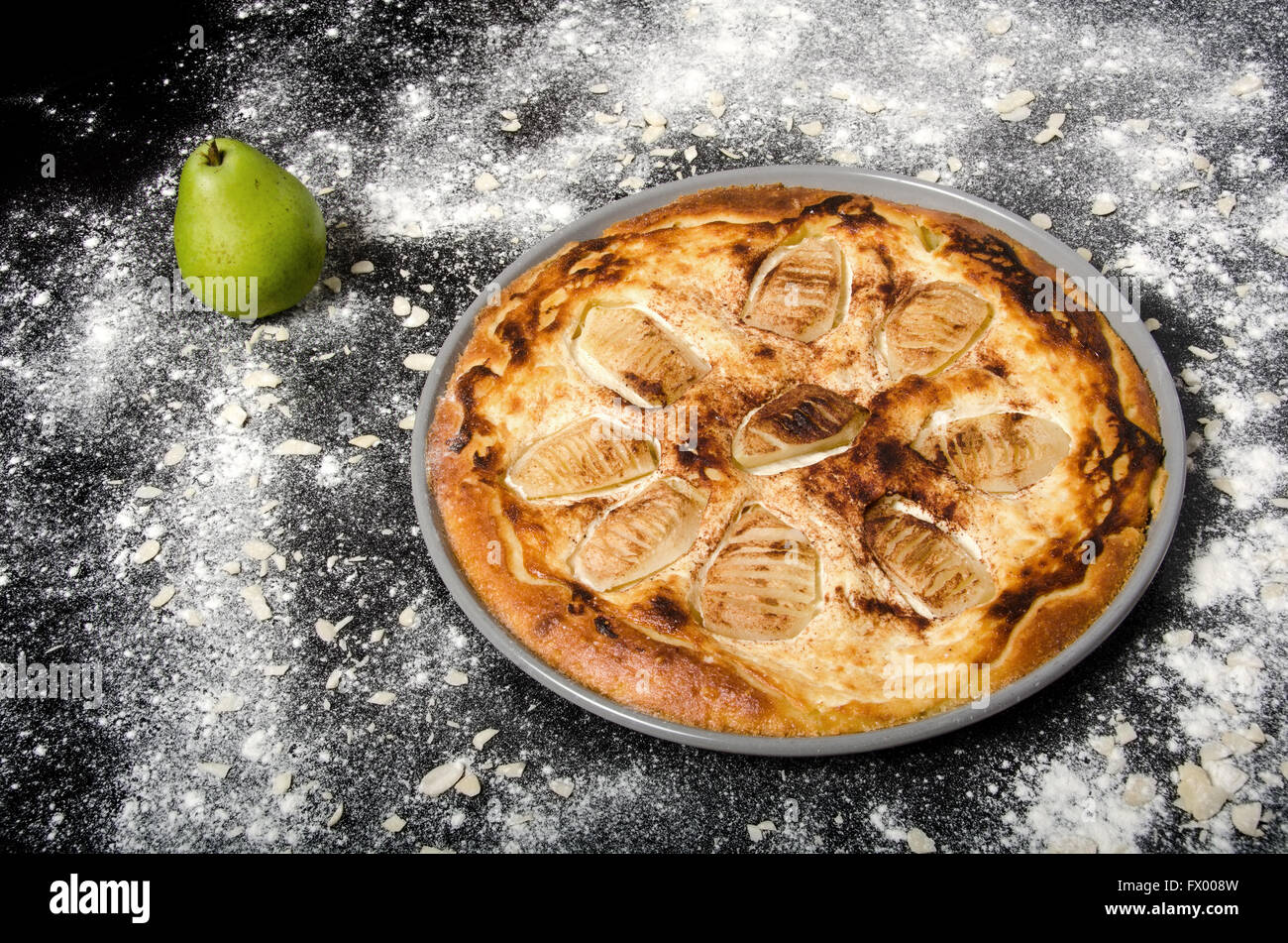 Süße leckere Torte mit grünen Birnen und Mandeln. Stockfoto