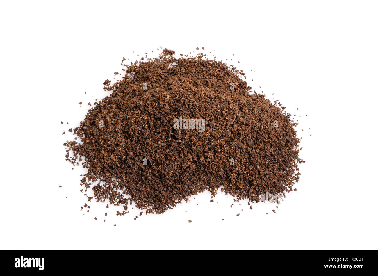 Haufen von gekörnten Kaffeebohnen auf weißem Hintergrund platziert. Stockfoto